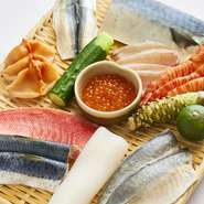 前日までの完全予約制とし、その日の予約客のためにその日仕入れた食材を使って織りなすコース料理を提供。都心にいながら、日本各地の最高峰の旬魚介を堪能できます。
＊詳細は「コース」ページをご覧ください。