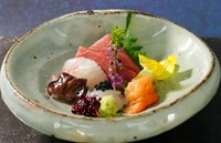 四季折々のお造りの鮮度とおいしさも【豊か】の矜持。その日、豊洲市場で吟味した旬魚介が巧みな包丁捌きで供され、日本の豊饒の海が育む魚の旨みと魅力を再発見できます。