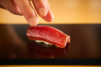 至福の一貫！メディアも唸る『天然本鮪の漬け握り』