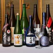 日本各地の名蔵元が醸すお酒を順次、銘柄を入れ変えて提供。季節限定酒やレア銘柄なども登場します。