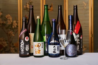 店の鮨と旬の皿に合う旨い酒を全国の銘酒から選りすぐり