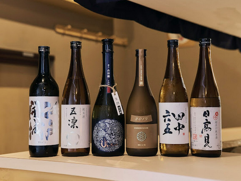 全国の酒蔵を周り、鮨との相性を考え厳選された日本酒