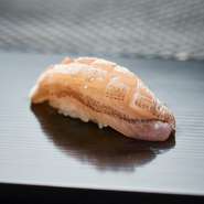 伝統の江戸前の丁寧な仕事が光る。淡路春子鯛