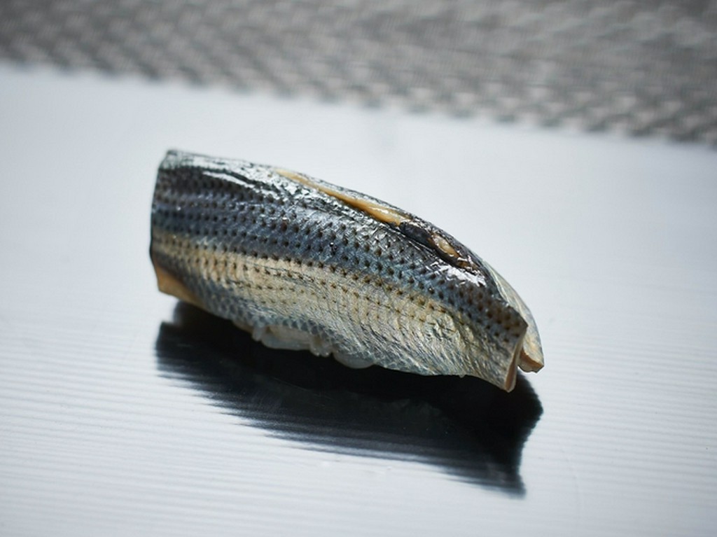 ２日がかりで仕込まれ旨味が究極の鮨ネタに。天草こはだ