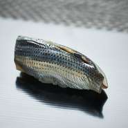 ２日がかりで仕込まれ旨味が究極の鮨ネタに。天草こはだ