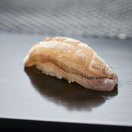 熟練の握りの数々は、本格江戸前鮨を食べ慣れた人も納得の味。旬魚介の持ち味を巧みに引き出したネタと、その素材を活かす米酢と赤酢をブレンドしたシャリの一体感が絶妙で一貫ごとが記憶に残る味わいと幸福感！