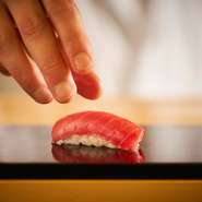 時代に流されることなく江戸前の真髄を丁寧な仕事で伝える。握りと巻き物を軸にしたコースが評判で、鮨に合う日本酒の取り揃えも見事。鮨は仕込みが全てというご主人は完全予約制スタイルを一貫して貫いております