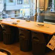 オシャレな雰囲気の中、店内スタッフが目の前で料理を焼いてくれるので、二人の時間をゆっくりと楽しめます。各テーブルには鉄板が設置され、熱々の料理をそのままいただけるのも魅力です。