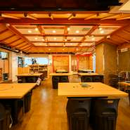 明るい店内は接待や会食にもオススメ。グループや団体での利用はもちろん、大人数の宴会も歓迎してくれます。ゲストの要望に合わせた柔軟な対応が可能ですので、気軽に相談してみては？