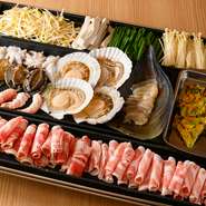 海鮮、カキ、牛肉、野菜を鉄板焼きで堪能できるコース。6,000円から始まり、豚バラ、牛バラ、牛ミスジ肉の3種類から選択できます。タレはお店オリジナルと辛味噌の2種類。＋2,500円で飲み放題を付けられます。