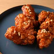 甘辛いタレが特徴の韓国風唐揚げは、濃厚な味わいが癖になる一品です。外はカリッと中はジューシーに揚げられており、ビールとの相性も抜群。食欲をそそる、ぜひともいただきたいメニューです。