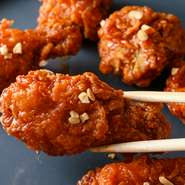 牛肉のハラミやハンバーグにこだわり、毎日50kgもの仕込みを行っています。長年の経験を持つ料理人が、一つ一つ丁寧に準備し、ゲストに最高級の味を届けてくれるのです。