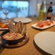 友人間でのシェアも楽しい盛り合わせメニューもあり、女子会での来店もオススメの一軒。のびのび過ごせる空間もまた、会話を弾ませてくれます。
料理だけでなくSNS映え間違い無しのスイーツまでご用意しています。