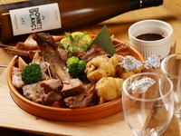三角バラをメインに迎えた盛り合わせでは、肉の魅力をたっぷり楽しめます。素材の旨みを最大限引き出すため、一つ一つ異なる火入れでアプローチ。赤ワインソースでの味変もまた、楽しい逸品です。