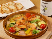 殻のままいただけるソフトシェルシュリンプを使った、贅沢なアヒージョ。ガーリックオイルの風味や、エビやベーコンの旨みが野菜にもしっかりと染み込んでいるため、最後の一口までおいしく楽しめます。