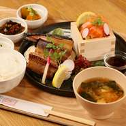 焼き魚とお刺身が味わえるヘルシーなオリジナルの定食。
魚の種類は仕入れ状況により変わるので何度でもお楽しみ頂けます。
