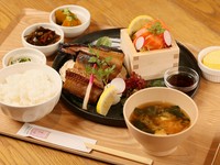 焼き魚とお刺身が味わえるヘルシーなオリジナルの定食。
魚の種類は仕入れ状況により変わるので何度でもお楽しみ頂けます。
