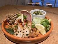 しっかりと臭み抜きし、下味をつけた鶏肉を焼き上げ、特製の醤油麹タレに絡めました。
セットのとろろに潜らせてもgood