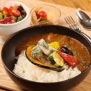 当店のシェフが試行錯誤して完成させた旨辛のビーフカレー。
大きくて食べ応えのあるフリットされた野菜との相性も抜群の人気メニューです。