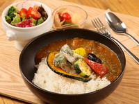 当店のシェフが試行錯誤して完成させた旨辛のビーフカレー。
大きくて食べ応えのあるフリットされた野菜との相性も抜群の人気メニューです。