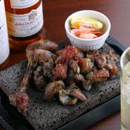 個性豊かな鶏料理を提供する【SORA to 大地】。運営会社が鶏肉の卸をしているため、良質な鶏肉を使用しつつも、価格帯はリーズナブル。全国から取り寄せたオススメの鶏や卵を使った、多彩なメニューを楽しめます。