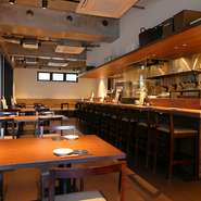 初めてでも気軽に足を運べるオープンな雰囲気のお店。店内は全48席、大きなガラス窓もまた印象的です。シックで落ち着いたオシャレ空間は、幅広い利用ニーズに対応してくれます。