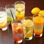 いつものメンバーで繰り広げる女子会にも最適な一軒。カシス・ピーチリキュールを使った定番カクテルも多数取り揃えています。果実を贅沢に使った、ごろっと果実サワー・スカッシュもオススメです。