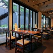 リラックスして食事を楽しめる店内は、デート利用にも最適。料理・ドリンクと多彩なため、しっかり楽しみたい日から、気軽に飲みたい日まで。その日の二人の気分で利用できます。