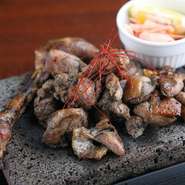 産地直送の希少な種鶏（しゅけい）を、炭火で香ばしく焼き上げた逸品。ジューシーさと独特の食感にスモーキーな香りもプラス。飽きの来ない味わいとなっています。こだわりの塩や薬味で賞味あれ。