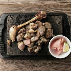 風味豊かで飽きの来ない味わい『種鶏骨付きもも肉の炙り焼き』