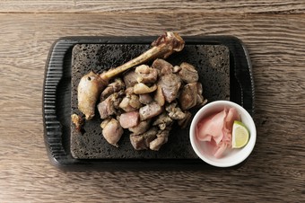 風味豊かで飽きの来ない味わい『種鶏骨付きもも肉の炙り焼き』