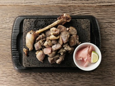 風味豊かで飽きの来ない味わい『種鶏骨付きもも肉の炙り焼き』