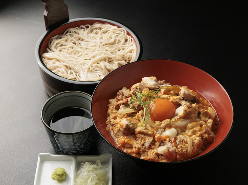 炙り若鶏とこだわり玉子の親子丼とお蕎麦のセット