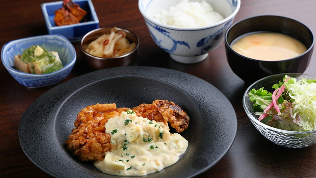 ランチタイムはお店自慢の『チキン南蛮定食』を