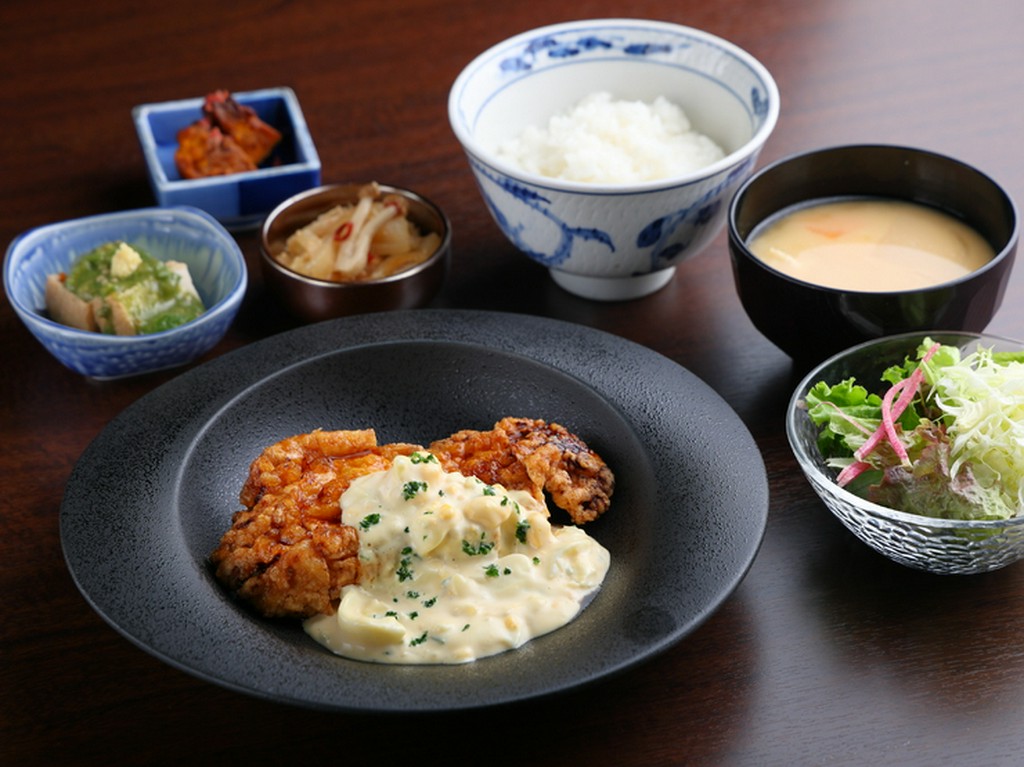 ランチタイムはお店自慢の『チキン南蛮定食』を
