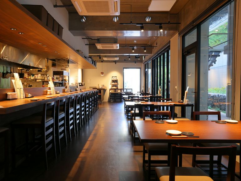 片面ガラス張りのオープンな店内