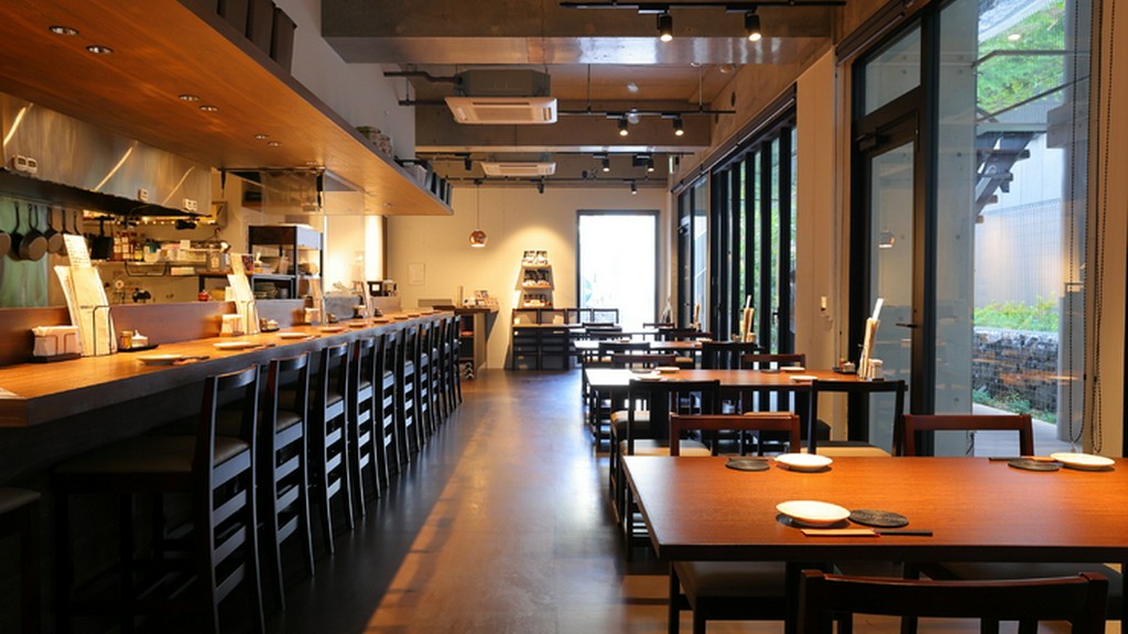 片面ガラス張りのオープンな店内