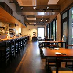 片面ガラス張りのオープンな店内