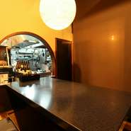 店内は和モダンで落ち着いた雰囲気。4席・6席・8席と、3つの個室を完備しており、ビジネスからプライベートまで、幅広いシーンに対応可。部屋同士を繋げることで最大9～10名の大部屋としても利用可能です。