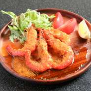 殻ごと食べられるソフトシュリンプを使用した、ガーリックシュリンプ。ニンニクやオニオンなどをふんだんに使った、特製野菜ソースが魅力です。