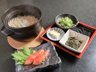 炊きたてのおいしさ。〆にも最適な『しらす明太子バターの土鍋ごはん』