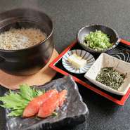 オーダーを受けてから炊き上げる土鍋ご飯。1.5合サイズのため、2～3人で楽しめます。炊きたてのお米と、しらす・明太子・バターの相乗効果は絶妙。〆としてのオーダーもオススメです。