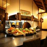 お客様の楽しみ方を尊重するのがお店の流儀。店内には個室に加えて、のんびり一杯楽しめるカウンター席も完備。メニューも気軽なおつまみ系から、手間暇かけた一品料理までをも網羅し、利用シーンを限定させません。