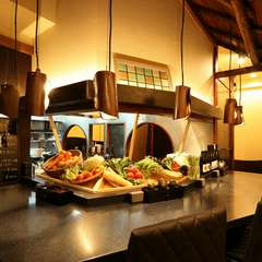 個室・カウンター席と、お客様の楽しみ方を尊重するお店づくり