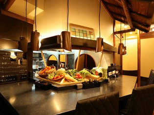 個室・カウンター席と、お客様の楽しみ方を尊重するお店づくり