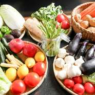 自然農法・減農薬にこだわることで、身体に優しい野菜づくりに挑戦する、岐阜県「大橋農園」の旬の野菜の数々。【農 おおはし】では、料理を通して、生産者たちの想いに触れることができます。