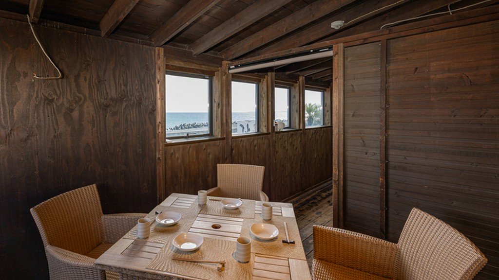 ペットと一緒に過ごせる。プライベート感満載のテラス席