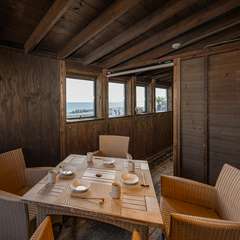 ペットと一緒に過ごせる。プライベート感満載のテラス席