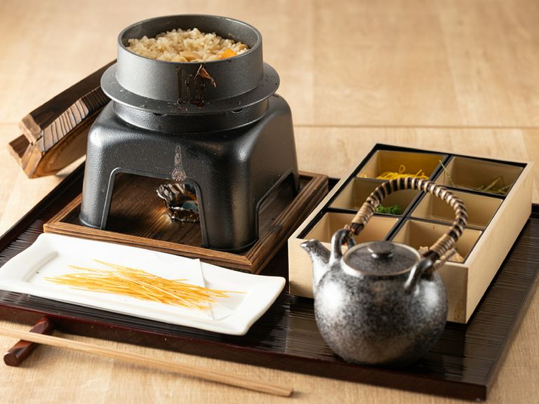 素揚げした素麺の食感とともに楽しめる。絆オリジナルのだしと麺つゆで炊き上げた『釜飯』