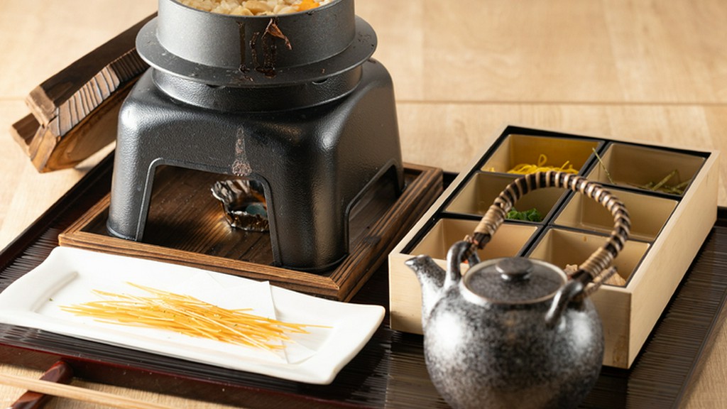 素揚げした素麺の食感とともに楽しめる。絆オリジナルのだしと麺つゆで炊き上げた『釜飯』